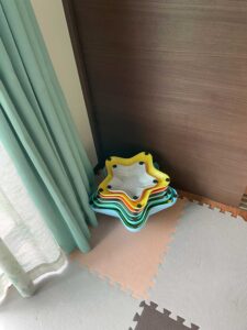部屋の隅におかれたバランスストーン