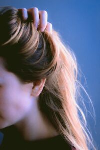 女性の髪の毛